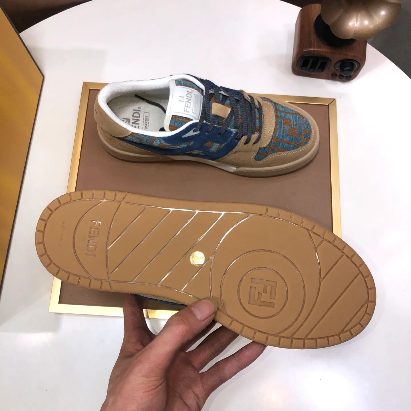 Men's men's shoes 💰600💰 Fendi 2023 latest couple model 🔥 Many 💑 stars have the same style FD match Original one-to-one replica Designer Kim Jones's first sneaker fendi match and Donkey brand Trainer basketball sneakers Material: Original silk leather Lining: Breathable mesh Packaging: Original 1:1 matching high-end packaging Size: Female 35-40 Male 38-44 (45 46. Custom-made (no return or exchange)
